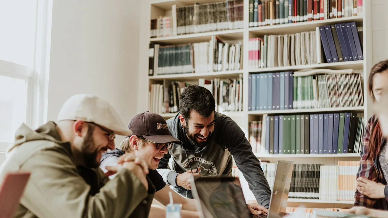 Jeunes élèves participant activement à un atelier d éveil acoustique